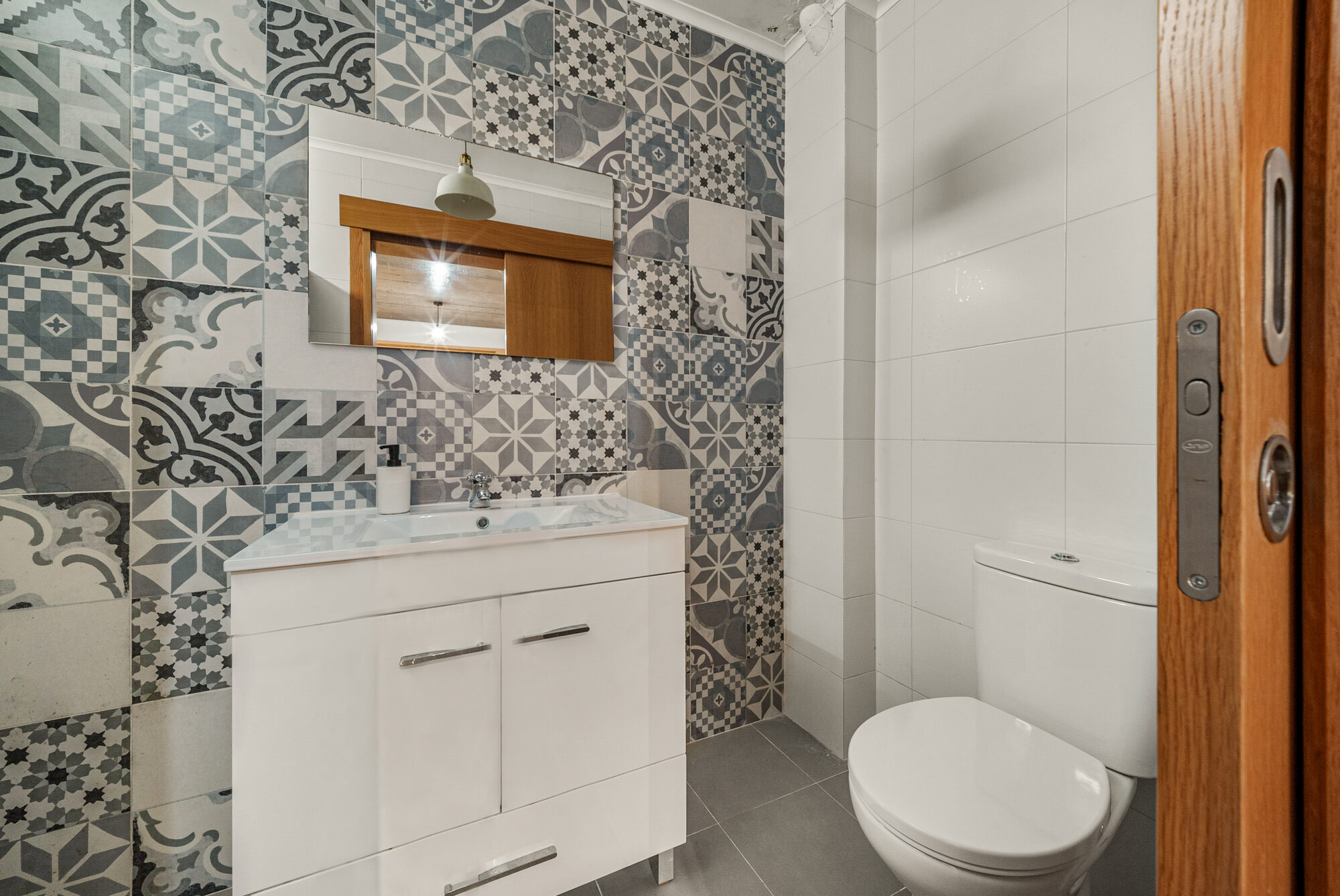 WC de serviço com azulejo hidráulico