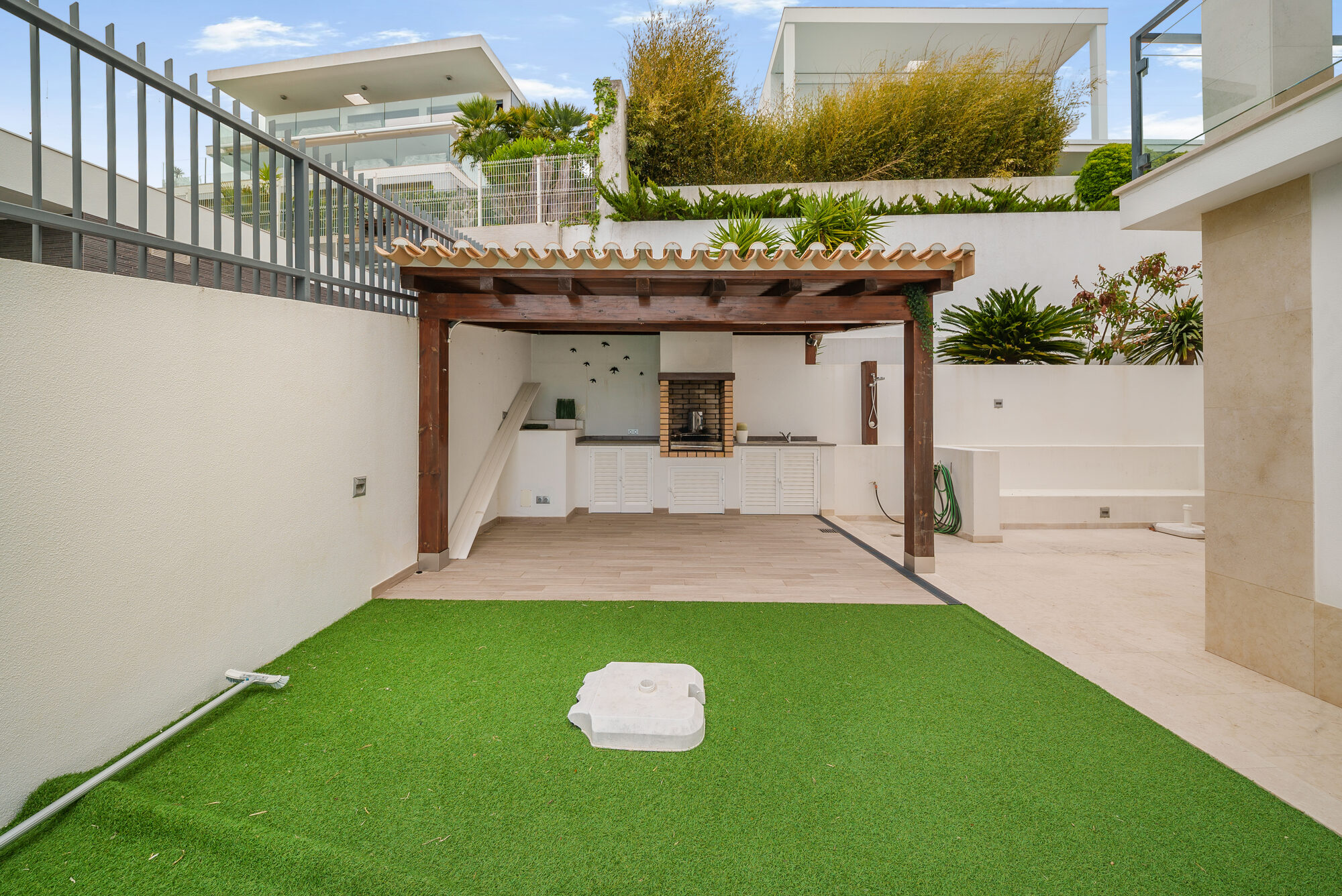 Zona de refeições exterior com pérgola